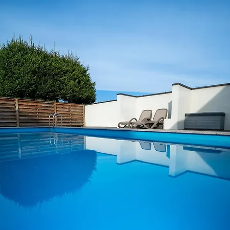 Swiniarsko Z Basenem Villa *